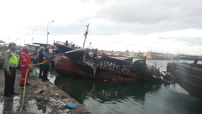 kapal ikan terbakar di benoa bali