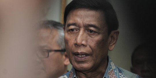 Ditanya siapa menteri yang mau nyaleg, Wiranto bilang 'Kita tunggu saja'