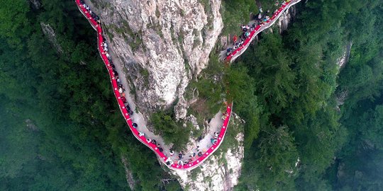 Ekstremnya makan bersama di tepi tebing setinggi 2.000 meter