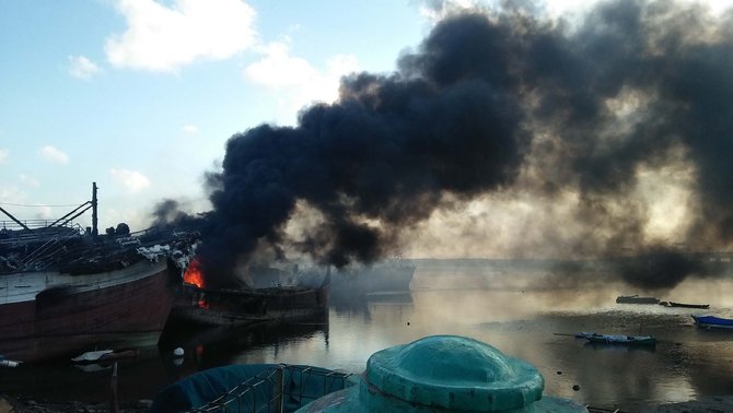kebakaran kapal ikan di pelabuhan benoa