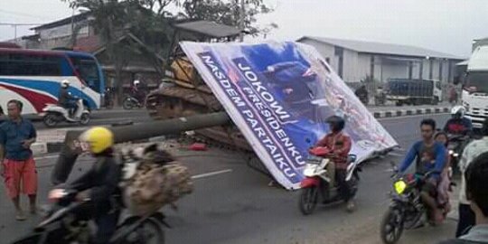 Pemotor tewas tertimpa baliho 'Jokowi Presidenku NasDem Partaiku'