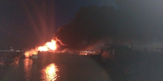 Lokasi kebakaran puluhan kapal di Benoa jadi 'tempat wisata' dadakan warga
