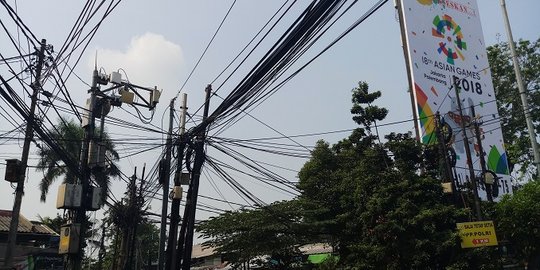 Selain ganggu pemandangan, kabel utilitas di DKI juga ancam pengendara