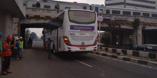 Bus nyangkut di kolong Matraman, polisi minta dishub perjelas rambu