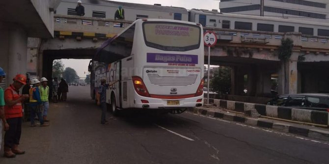 Bus nyangkut di kolong Matraman, polisi minta dishub 