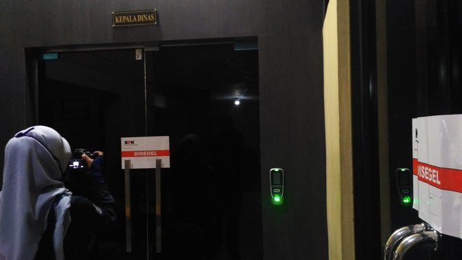 kpk geledah kantor dinas pendidikan dan kesehatan aceh