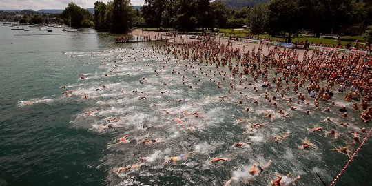 Ratusan orang ikuti renang lintas alam di Danau Zurich