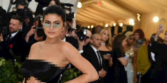 Keren, kylie jenner jadi cover isu forbes terbaru sebagai salah satu wanita terkaya