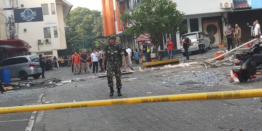 Dampak ledakan, karyawan yang bekerja di ruko Grand Wijaya Center diliburkan