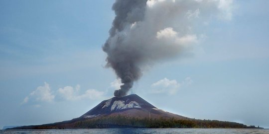 Gunung Anak Krakatau meletus 56 kali, status tetap waspada