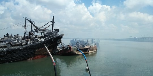 Kapal ikan yang terbakar di Pelabuhan Benoa Bali masih proses pendinginan