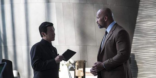Aksi penyelamatan Dwayne 'The Rock' Johnson dalam film skyscraper