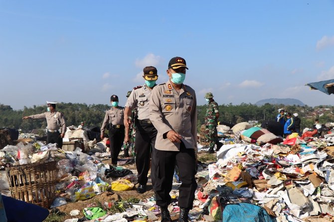 evakuasi pencarian pemulung tertimbun sampah di malang