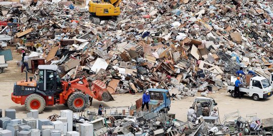 Penampakan gunungan sampah usai banjir terjang Jepang