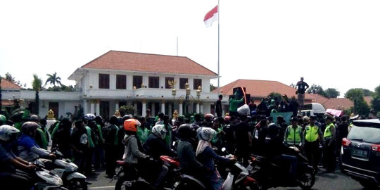 Ratusan pengemudi transportasi online tuntut pembahasan draf Pergub