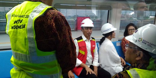 Pastikan siap beroperasi saat Asian Games, Jokowi jajal LRT Palembang