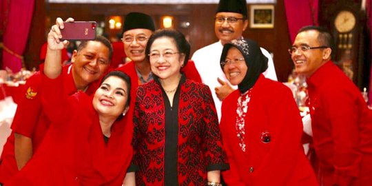 Petinggi Demokrat bertemu Sekjen PDIP, Megawati hanya tersenyum