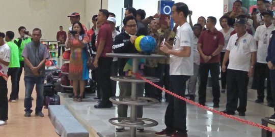 Kemesraan Jokowi-Cak Imin saat main bowling di venue Asian Games Palembang