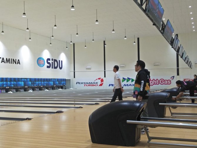 jokowi dan cak imin main bowling di palembang