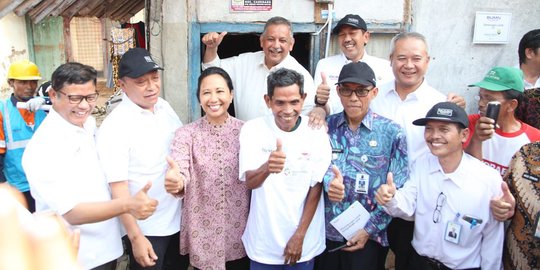 Menteri Rini tinjau bantuan sambungan listrik sinergi BUMN di Serang