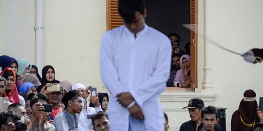 Pasangan gay dicambuk 87 kali di depan umum