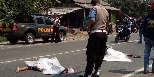 Sepeda motor hilang kendali, dua bocah di Purwakarta tewas terlindas truk
