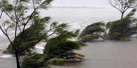 Angin kencang landa Sabang, atap rumah warga sampai terbang dan pohon bertumbangan