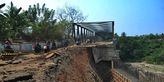 Lebih dari 4 bulan perbaikan jembatan Cibarusah belum juga rampung