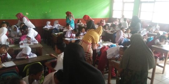 Tradisi rebutan bangku di hari pertama sekolah