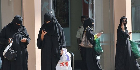 Peluk penyanyi di atas panggung, wanita Saudi terancam di penjara