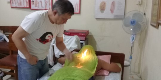 Berharap kesembuhan dari pijat golok dan api