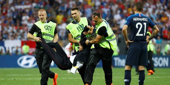 Aksi suporter ganggu laga final Prancis vs Kroasia