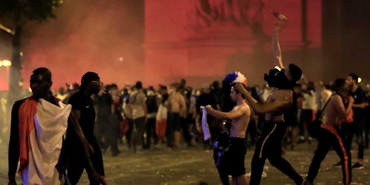 Prancis menang Piala Dunia, suporter ricuh hingga bentrok dengan polisi