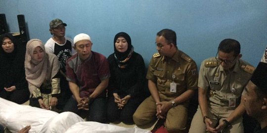 Anies-Sandi melayat ke rumah petugas Damkar yang tewas saat bertugas