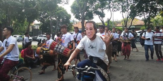 Daftar ke KPU, Caleg NasDem Bali pakai topeng Jokowi sambil gowes sepeda