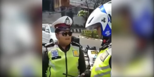 Jurus pengendara agar tak tertipu mentah-mentah polisi gadungan di jalan