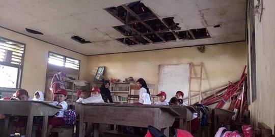 Selama bertahun-tahun, pelajar di Subang belajar di kelas rusak parah