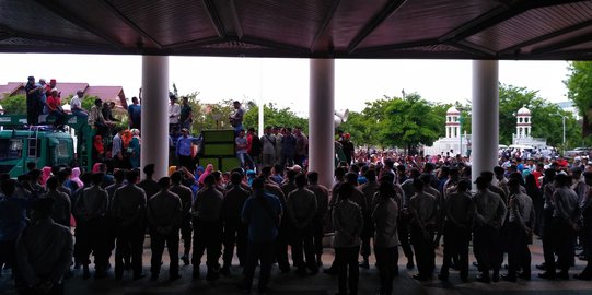 Seribuan orang geruduk kantor Gubernur Aceh, desak KPK lepaskan Irwandi