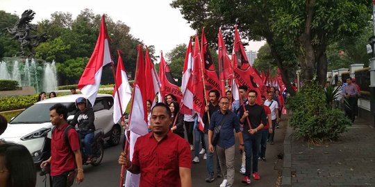 Dikawal ondel ondel, ribuan kader PDIP jalan kaki menuju KPU