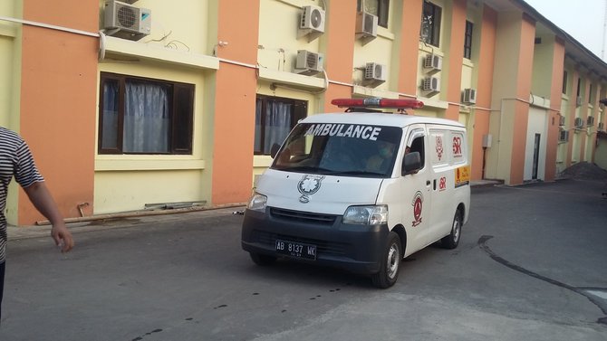 ambulans membawa jenazah dua terduga teroris kaliurang