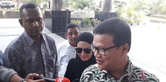 Jadi saksi Gubernur Aceh, model Steffy Burase penuhi panggilan KPK