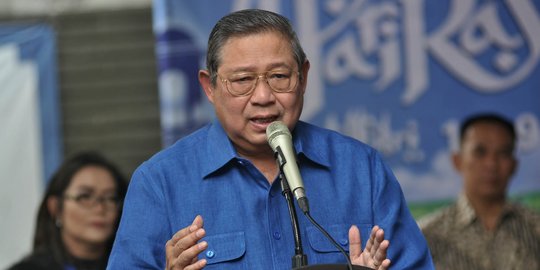 Ani Yudhoyono unggah foto SBY tetap bekerja meski dirawat di RS