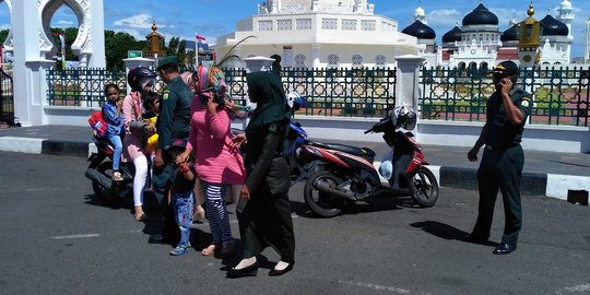 Polisi syariat Aceh razia pakaian Islami, 50 warga berbaju ketat didata