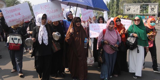 Bawa peralatan masak, emak-emak protes kenaikan harga sembako