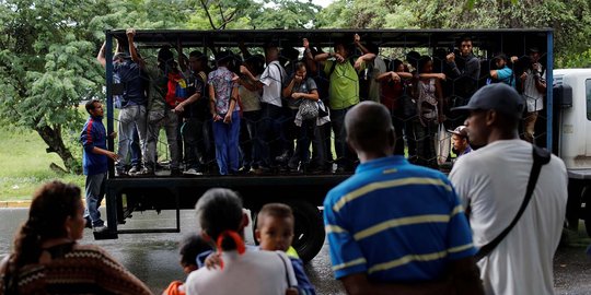 Transportasi lumpuh, warga Venezuela andalkan truk untuk bepergian