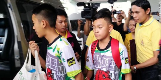 Pelatih dan 12 bocah Thailand selamat dari gua keluar dari rumah sakit