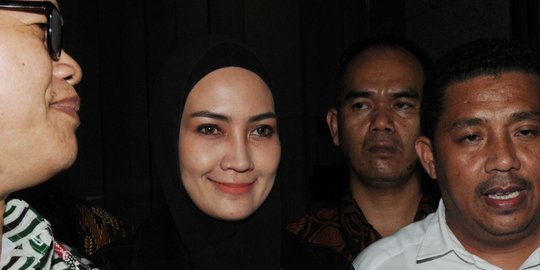 Usai diperiksa sebagai saksi, istri muda Gubernur non-aktif Aceh tersenyum