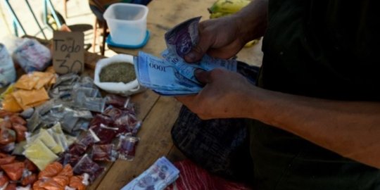 Dana pensiun tak dibayarkan, para lansia blokir jalan di Venezuela