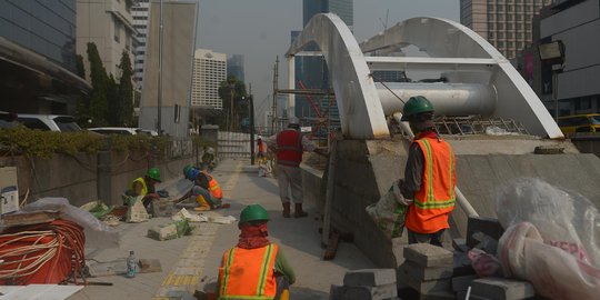 Penataan trotoar di Jalan MH Thamrin terus dikebut