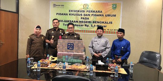 Kejari Bengkalis setor uang hasil korupsi dan kebakaran hutan Rp 5,1 M ke negara